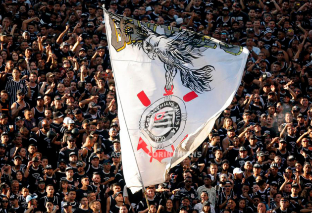 Cantos homofóbicos da torcida do Corinthians paralisam jogo contra o