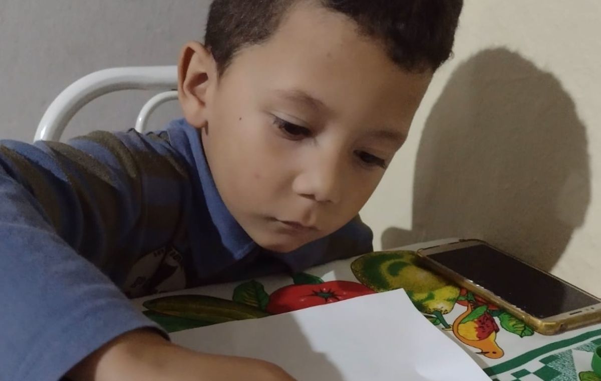 Pai e madrasta são presos após torturarem e matarem criança de 7 anos